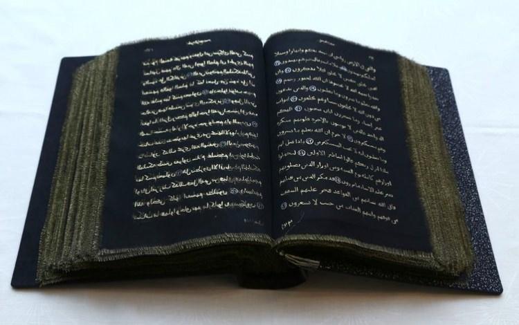 Kuran-ı Kerimi ipek sayfalara yazdı Kuran-ı Kerimi ipek sayfalara yazdı