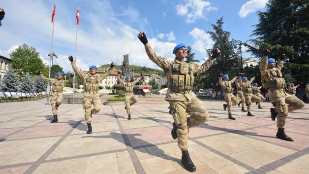 Komandoların zeybek dansı sosyal medyayı salladı