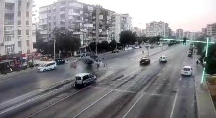 İzmir'in Karşıyaka ilçesinde kamyonet, önce kırmızı ışıkta bekleyen hafif ticari araca çarptı, ardından da önüne ne geldiyse devirdi. Kaza nedeniyle şok giren sürücüyse kaçtı. ile ilgili görsel sonucu