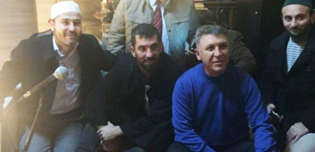 Arda Turan uçaktan indi camiye koştu