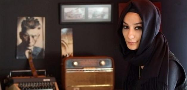 Esra Elönü'den Cem Küçük'e salvolar