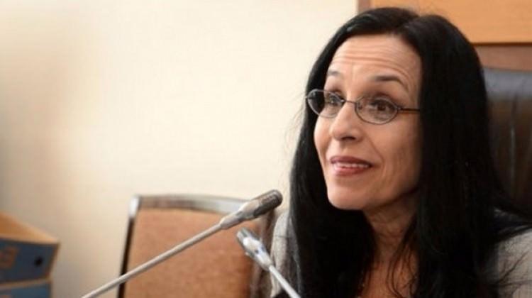 Ayşe Hür Mihraç Ural'a ağlıyor