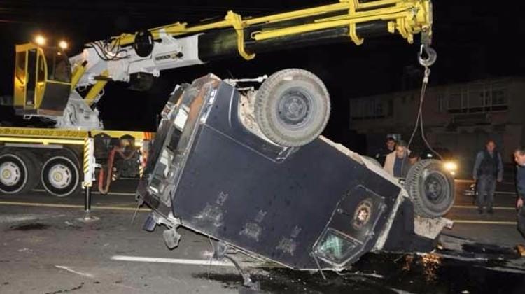 Yüksekova'da polis aracı devrildi: 2 yaralı