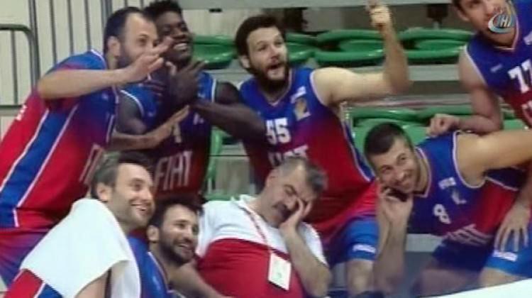 Canlı yayında görülmemiş galibiyet pozu