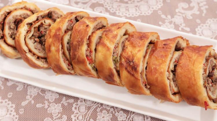 Kıymalı cevizli rulo börek tarifi