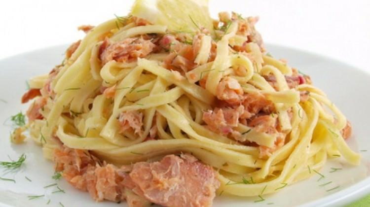 Kremalı soslu somon ile Fetuchini (makarna) Kremalı soslu somon ile Fetuchini (makarna)