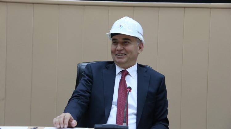 İş güvenliği ve sağlığına dikkati çekmek için baret taktılar