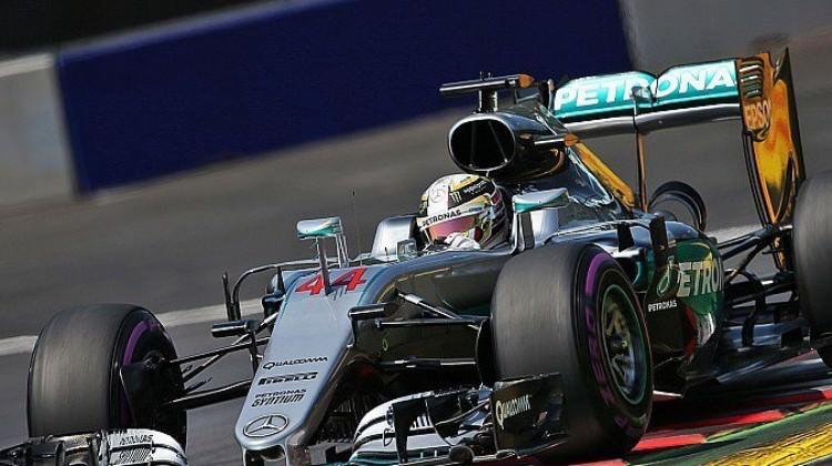 Hamilton son turda kazandı