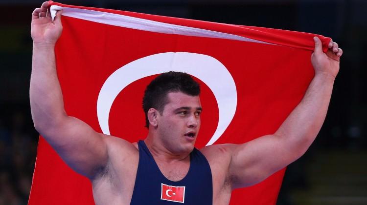 'Günde 1 kasa meyve, 3 kilo et, 5 ekmek yiyor'