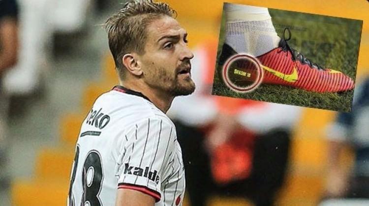 Caner'in kramponundaki detay: 'Şükom'