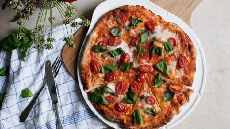 Çeri domatesli pizza tarifi