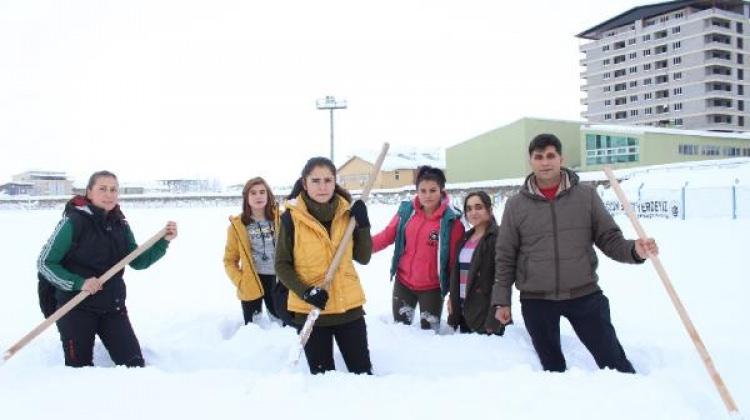 Kar kadın futbolcuları durduramadı