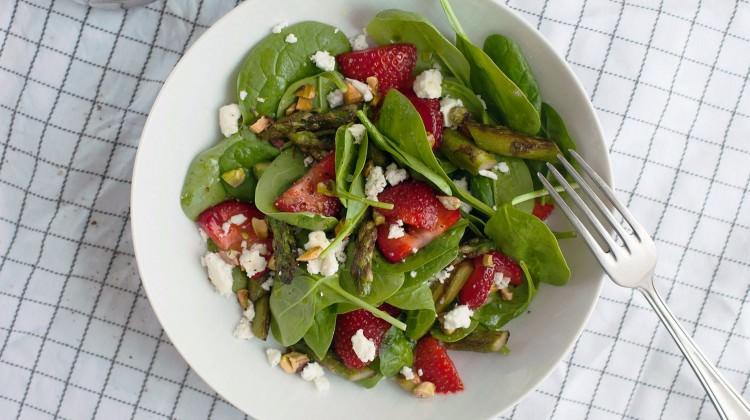 Çilekli kuşkonmaz salatası tarifi