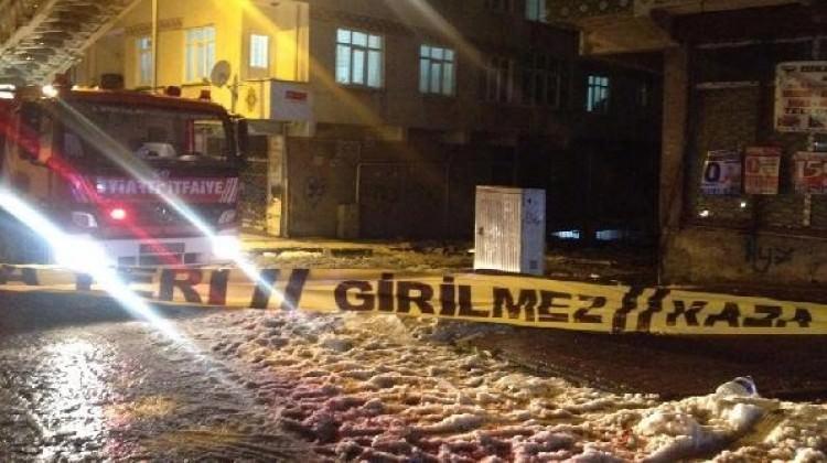 Esenler'de çatıdan düşen kar birikintisi korkuttu