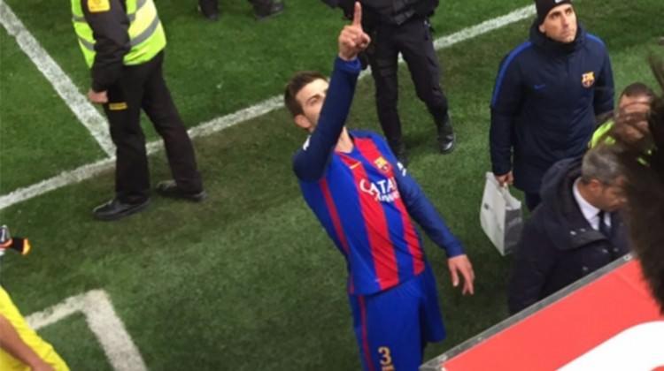 Pique bu hareketiyle İspanya'da manşet oldu!