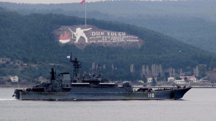 Rus askeri gemisi Çanakkale Boğazı'ndan geçti