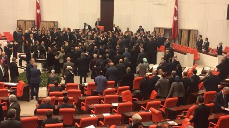 TBMM'de arbede çıktı! Oylama yeniden yapıldı