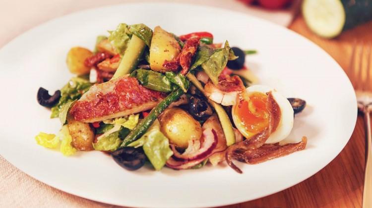 Kırmızı kefalli Niçoise salatası tarifi Kırmızı kefalli Niçoise salatası tarifi