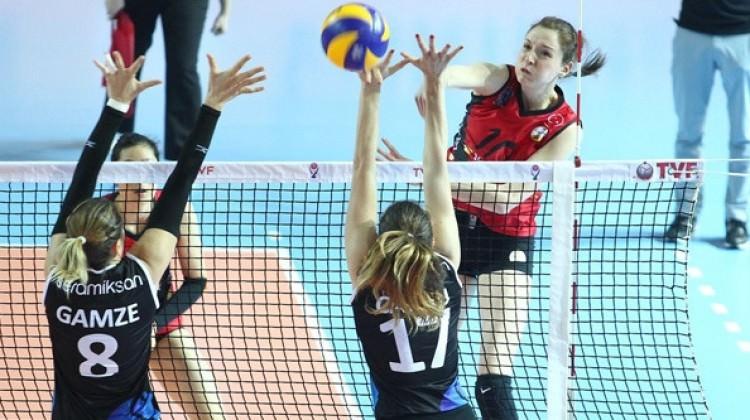 VakıfBank liderliği bırakmadı