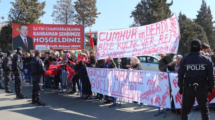 Cumhurbaşkanı Erdoğan pankartlı davete Evet dedi