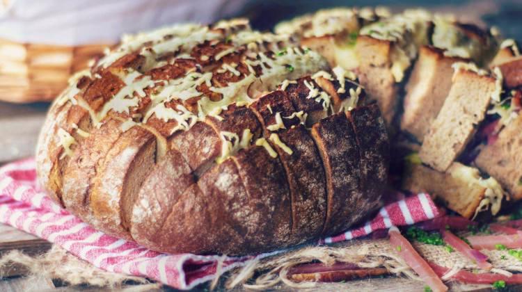 Peynirli ve pastırmalı ekmek tarifi