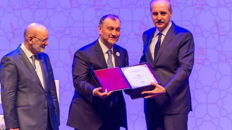 Kurtulmuş'tan anlamlı plaket