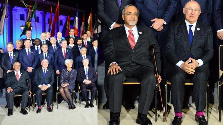 Sapin çoraplarıyla aile fotoğrafına renk kattı
