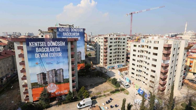 Bağcılar'da 160 daireli 4 blok yıkıldı