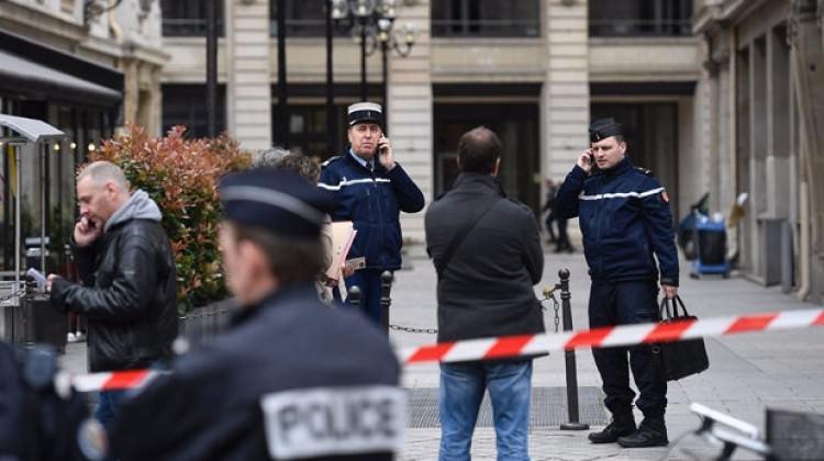 Paris'te bomba alarmı!