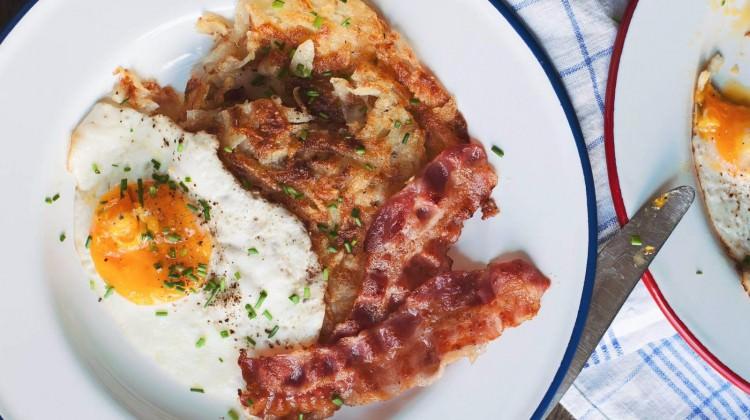 Patates eşliğinde pastırma ve yumurta tarifi Patates eşliğinde pastırma ve yumurta tarifi