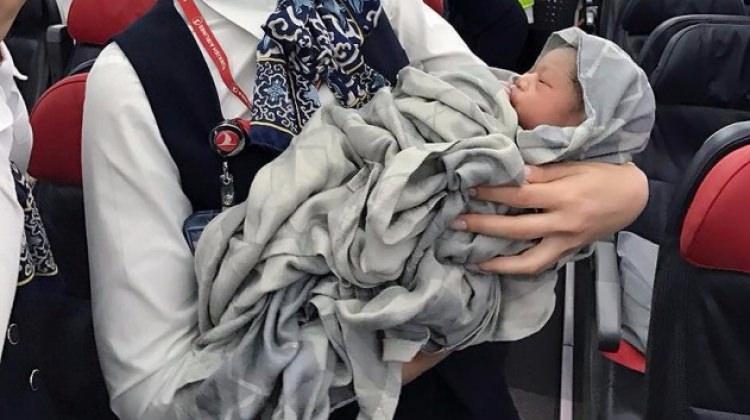 Uçakta doğan bebeğe THY'den jest