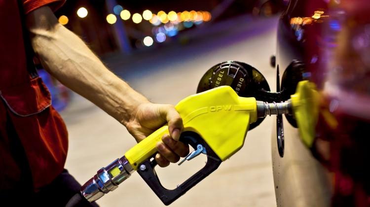 Dolar düştü, benzine indirim geldi