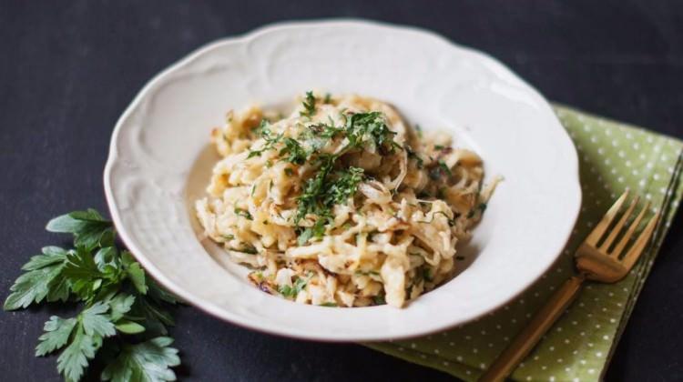 Kızarmış soğanlı Spätzle tarifi