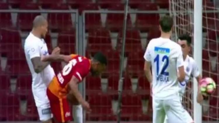 Arena'da ortalığı karıştıran pozisyon