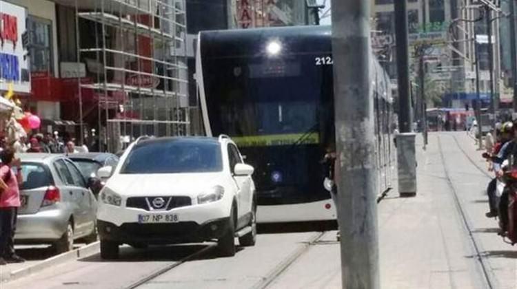 Rayların üzerine park etti, tramvay seferi durdu