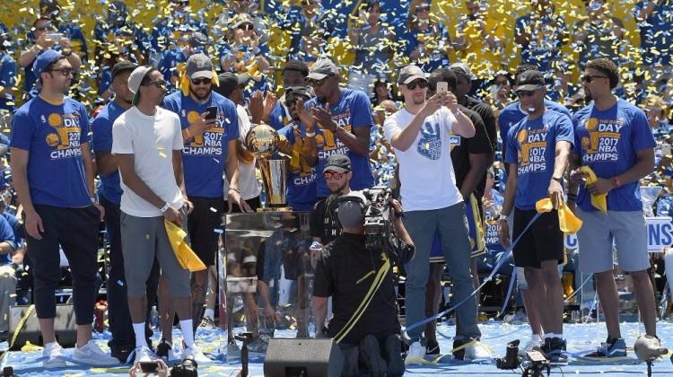 Golden State şampiyonluğu doyasıya kutladı