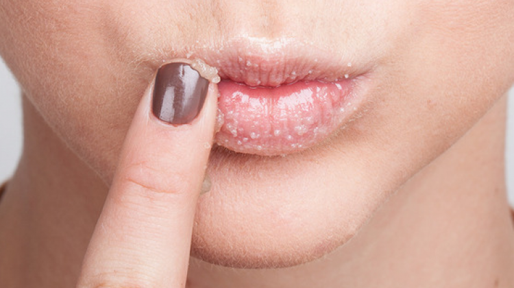 Canlı dudaklar için ballı peeling Canlı dudaklar için ballı peeling