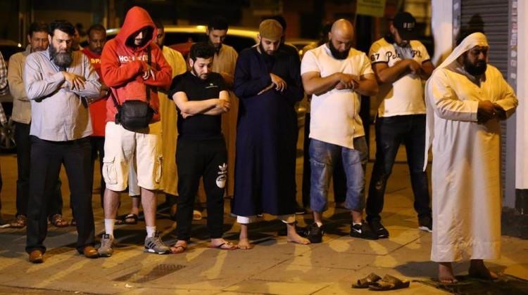 Terör saldırısına namaz kılarak tepki gösterdiler!