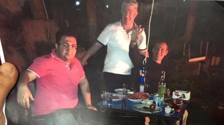 Bu fotoğrafa açıklama: 'Rabia işareti değil'