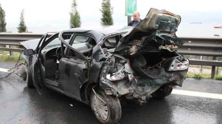 Feci kaza! 2 otomobille 1 tır birbirine girdi