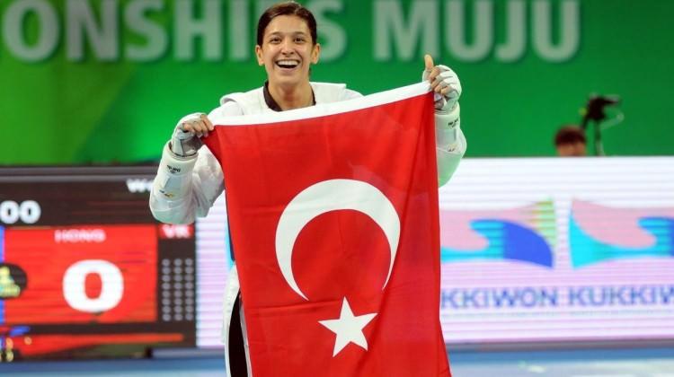 ABD'li rakibini devirdi, dünya şampiyonu oldu!