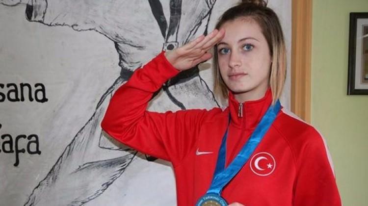 Rus rakibini devirip 19 yaşında dünyayı fethetti!