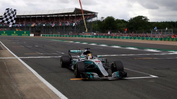 Hamilton evinde kazanmayı başardı!