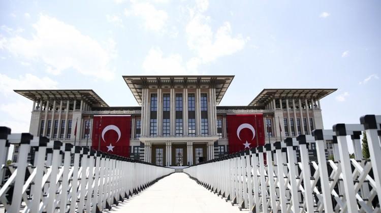 Cumhurbaşkanlığı Külliyesi'ne dev bayraklar asıldı