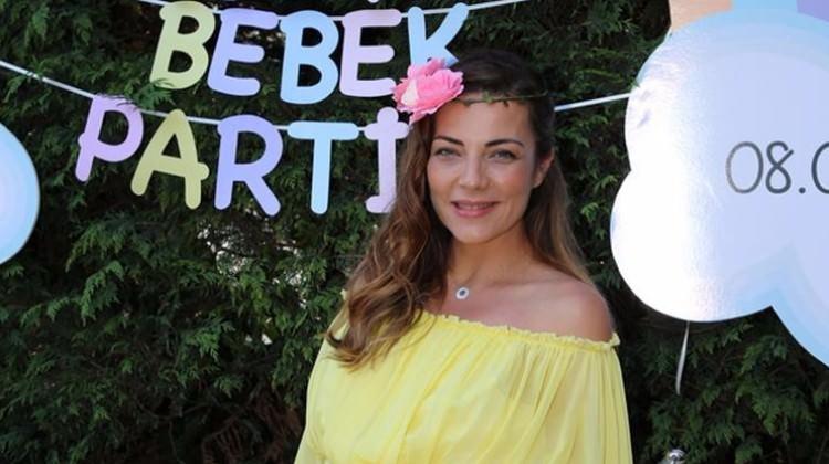 Burcu Karadan oğluna mütevazi doğum gün partisi Burcu Karadan oğluna mütevazi doğum gün partisi