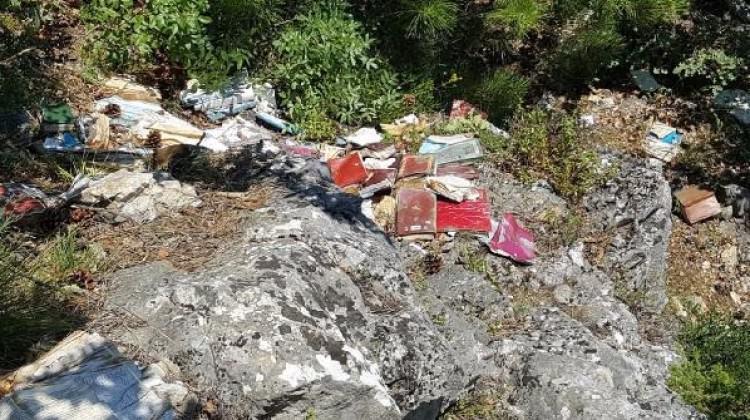 Uçurumda FETÖ kitapları bulundu