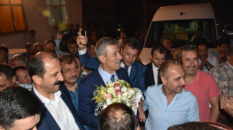 Bakan Demircan'a mahallesinde havai fişekli karşılama