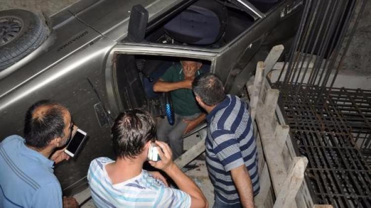 Otomobil, inşaatın temeline düştü: 2 yaralı