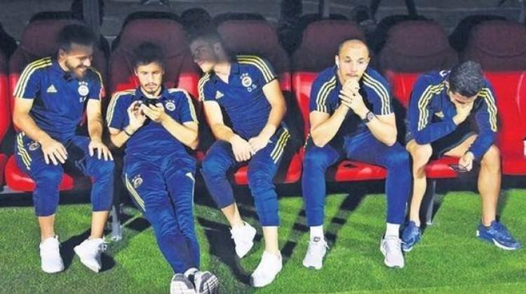 Fenerbahçe yedek kulübesinde şok görüntü!