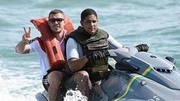 Podolski'yi "sığınmacı" yaptılar